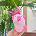 Detailaufnahme eines rosa Capybara-Plüschtiers mit langem Haar und grünem Kamm-Zubehör - Metall Kugelkette / Fuchsia