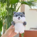 Nahaufnahme eines Shiba Inu Plüsch-Anhängers mit rosa Pfoten und weichem Fell in Grau - Kettenstil / Klein / Grau