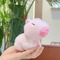 Dettaglio di un peluche capybara rosa con consistenza morbida e caratteristiche da maiale - Bracciale a scatto / Rosa