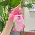 Rosa Capybara-Plüschanhänger mit langen Haaren und grünem Kamm, in der Hand gehalten - Goldener Verschluss / Fuchsia