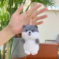 Nahaufnahme von süßem Shiba Inu Plüsch-Schlüsselanhänger mit rosa Pfoten und Goldclip - Goldene Schnalle Stil / Klein / Grau