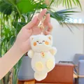 Dettaglio portachiavi gatto della fortuna in peluche con ciondolo dorato e morbida pelliccia - Targhetta Portafortuna Con Gancio Dorato / Beige