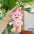 Detalle de llavero de pato de peluche con gorro rosa y bolso de huevo en la mano - bola cadena / Rosa
