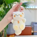 Dettaglio del ciondolo gatto portafortuna in peluche con medaglietta dorata e catena - Targhetta Portafortuna Con Catena / Beige