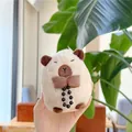 Simpatico peluche Capibara beige con fiocco marrone e perline tenuto in mano aperta - Catena Pendente / Marrone Chiaro