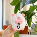 Dettaglio di un peluche capibara bianco con fiocco rosa e piccoli grani neri decorativi - Catena Pendente / Bianco