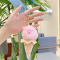 Roze Capybara ijsje pluche sleutelhanger in de hand toont de zachte structuur - Roze Capibara Stijl (Gouden Gesp) / Ongeveer 14cm