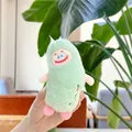 Detalle del lindo monstruo de peluche verde con cara bordada y textura de pelo suave - Estilo de Cadena de 13cm / Verde
