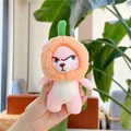 Dettaglio portachiavi orsetto di peluche rosa con cappello arancione e musetto carino - Rosa