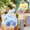 Dettaglio ravvicinato di portachiavi in peluche a forma di procione e orsetto morbido - 15cm Catena sospesa / Blu A Giallo