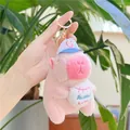 Detalle del llavero de peluche de carpincho rosa que lleva una gorra de béisbol azulada - Sosteniendo Pelota (Cierre Dorado) / Rosa
