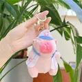 Detalle de llavero de peluche capibara rosa con traje de béisbol y cierre de langosta - Usando Ropa (Cierre Dorado) / Rosa