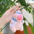 Llavero capibara de peluche rosa con traje de béisbol para colgar en mochila - Usando Ropa (Cadena) / Rosa