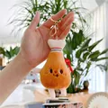 Gros plan du porte-clés peluche pilon de poulet avec fermoir doré et charme cuillère rouge - Pilon (Boucle Dorée) / 8 cm - 10 cm