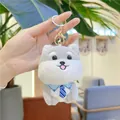 Détail de la peluche Shiba Inu avec cravate bleue et fermoir mousqueton métallique - Fermoir Or / Gris / 11cm