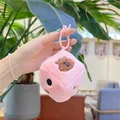 Dettaglio del ciondolo a dado in peluche rosa capibara con consistenza morbida - Capibara (Rosa) / Rosa