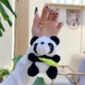 Detail van pluche panda sleutelhanger met groene bamboe en gouden metalen sluiting - 11cm / Panda met bamboescheut (Gouden metalen gesp)