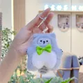 Detailansicht eines flauschigen Katzen-Schlüsselanhängers mit graubraunem Pelz und Schleife - Einfache Kette / Grau
