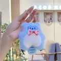 Nahaufnahme eines flauschigen hellblauen Katzen-Schlüsselanhängers mit rosa Schleife - Einfache Kette / Blau