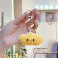 Gros plan du porte-clés nuage en peluche jaune avec sourire brodé et fermoir en or rose - Petit Lingot avec Fermoir Mousqueton Doré