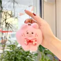 Detailopname van roze pluche varkentje sleutelhanger met een rood geblokt strikje - Eenvoudige Ketting / Rode strik