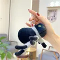 Dettaglio del simpatico portachiavi a forma di pecora di peluche bianco e nero - Stile Agnello/Ragno Grigio (Catena Sospesa) / Grigio