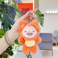 Nahaufnahme vom flauschigen orangefarbenen Fuchs-Plüschanhänger mit Stickerei - Einfache Kette / Gelbes Lätzchen-Stil