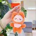 Nahaufnahme vom niedlichen orangefarbenen Plüsch-Fuchs-Anhänger mit rosa Lätzchen - Einfache Kette / Rosa Lätzchen-Stil