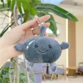 Gros plan sur un porte-clés en peluche poire avec une fourrure douce et un visage brodé - Style Chaîne Suspendue / Gris