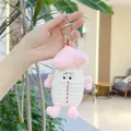Détail d'un porte-clés champignon en peluche rose avec texture sherpa douce et anneau - Rose