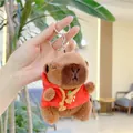 Dettaglio macro del portachiavi capibara in peluche con felpa rossa a tema fragola - Felpa Rossa-Catena Ordinaria