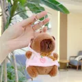 Dettaglio del portachiavi peluche Capybara con felpa rosa e ricamo a forma di pesca decorato - Felpa Rosa-Catena Ordinaria