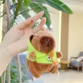 Dettaglio portachiavi peluche capibara marrone con felpa verde e decorazione di avocado - Felpa Verde-Catena Ordinaria