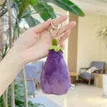 Detailansicht eines lila Plüsch-Auberginen-Anhängers mit Stickerei und Metallverschluss - Aubergine Stil Metallverschluss