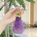 Nahaufnahme eines lila Plüsch-Auberginen-Anhängers mit Lächeln und Metallring - Aubergine Stil Gewöhnliche Kette