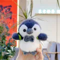 Nahaufnahme vom Pinguin Plüsch Anhänger mit blauer Schleife und weichem Kunstfell - Hängeketten-Stil / Dunkelgrau