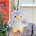 Nahaufnahme vom süßen Pinguin Plüsch Anhänger mit rosa Schleife und weichem Fell - Hängeketten-Stil / Hellgrau