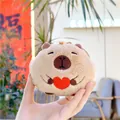 Dettaglio del carino portamonete capibara in peluche con ricamo a cuore e texture - Marrone Cuore Rosso / sfera catena