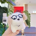 Dettaglio portachiavi cane in peluche bianco con occhiali neri e campanellino argento - Catena Pendente / Nuovo Stile Beige