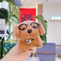 Dettaglio di un portachiavi a forma di cane di peluche marrone con occhiali e campanello - Catena Pendente / Nuovo Marrone