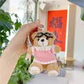 Nahaufnahme eines Teddybär-Anhängers mit pinkem Strickpullover und süßer Schwimmbrille - Brauner Bär - Rosa Pullover (Schutzbrille Stil)