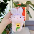 Detailopname van een roze pluche konijnenhanger met kant en een gele zonnebloem - Eenvoudige Ketting / Roze / 14cm