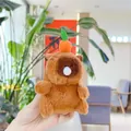 Dettaglio di un ciondolo peluche Capybara con un'arancia e morbida pelliccia marrone - Marrone Chiaro (Catena)