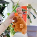Dettaglio portachiavi peluche Capybara con decorazione arancione e chiusura in metallo oro - Marrone Chiaro (Gancio Dorato)