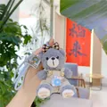 Porte-clés ours en peluche gris-bleu avec salopette rayée et breloque mini appareil - Style Salopette Beige