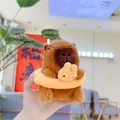 Peluche di Capibara tenuto in mano con salvagente giallo e ciondolo a forma di coniglio - Catena Semplice / Arancione
