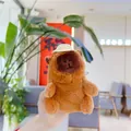 Dettaglio del portachiavi di peluche capibara con cappellino di paglia tenuto in mano - Cappello di Paglia Giallo Catena Regolare / 12cm