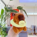 Dettaglio del morbido peluche capybara marrone con un anello giallo soffice sul collo - Catena Semplice / Giallo