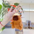 Simpatico portachiavi a forma di capibara in peluche con cappello di paglia e gancio dorato - Cappello di Paglia Giallo Fibbia in Metallo Dorato / 12cm