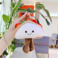 Detailansicht eines lustigen Taco-Plüschanhängers mit baumelnden Beinen und Goldkette - Sandwich/Taco / Perlenkette